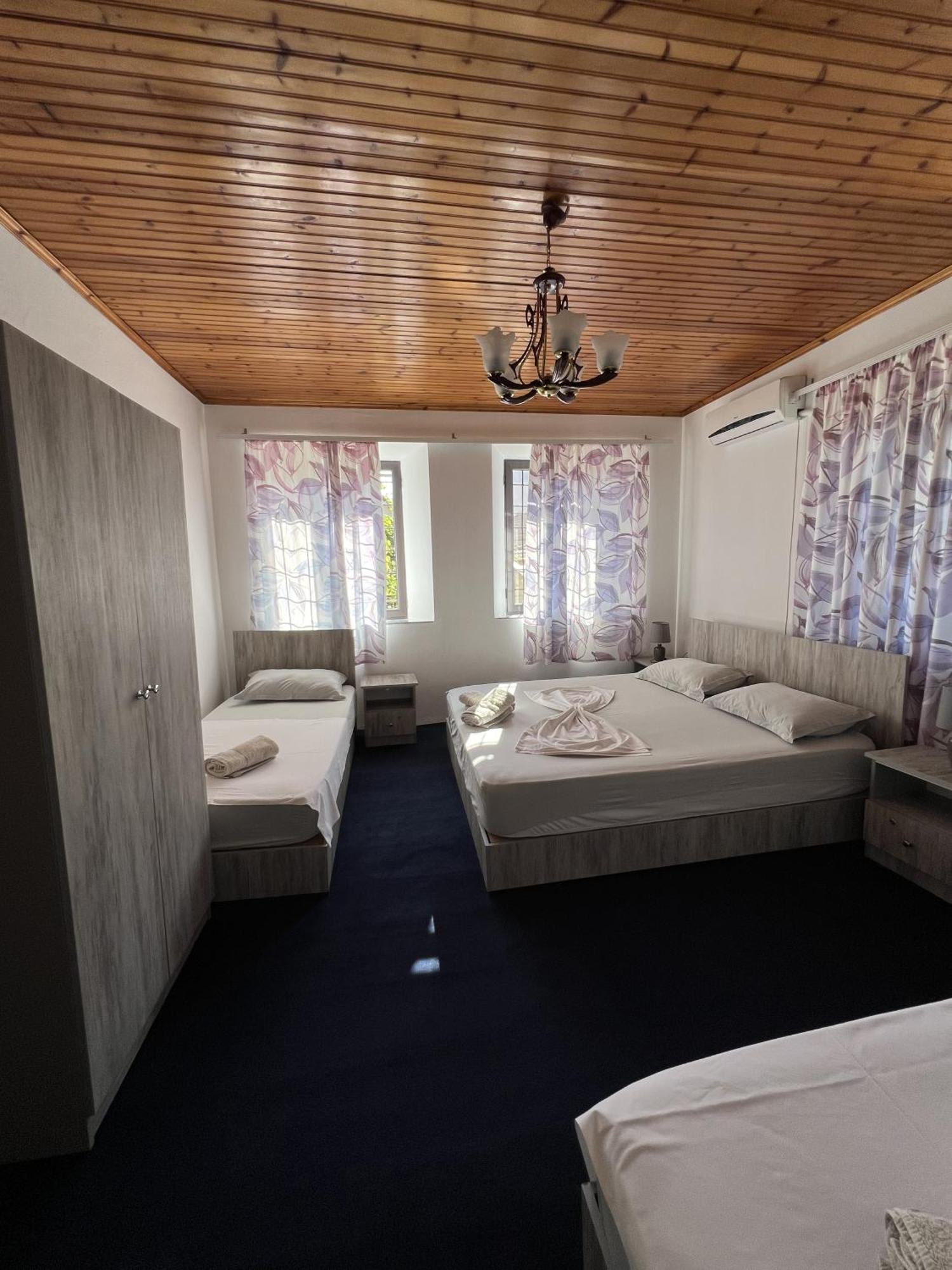 Onetwosleep Guesthouse Shkodër エクステリア 写真