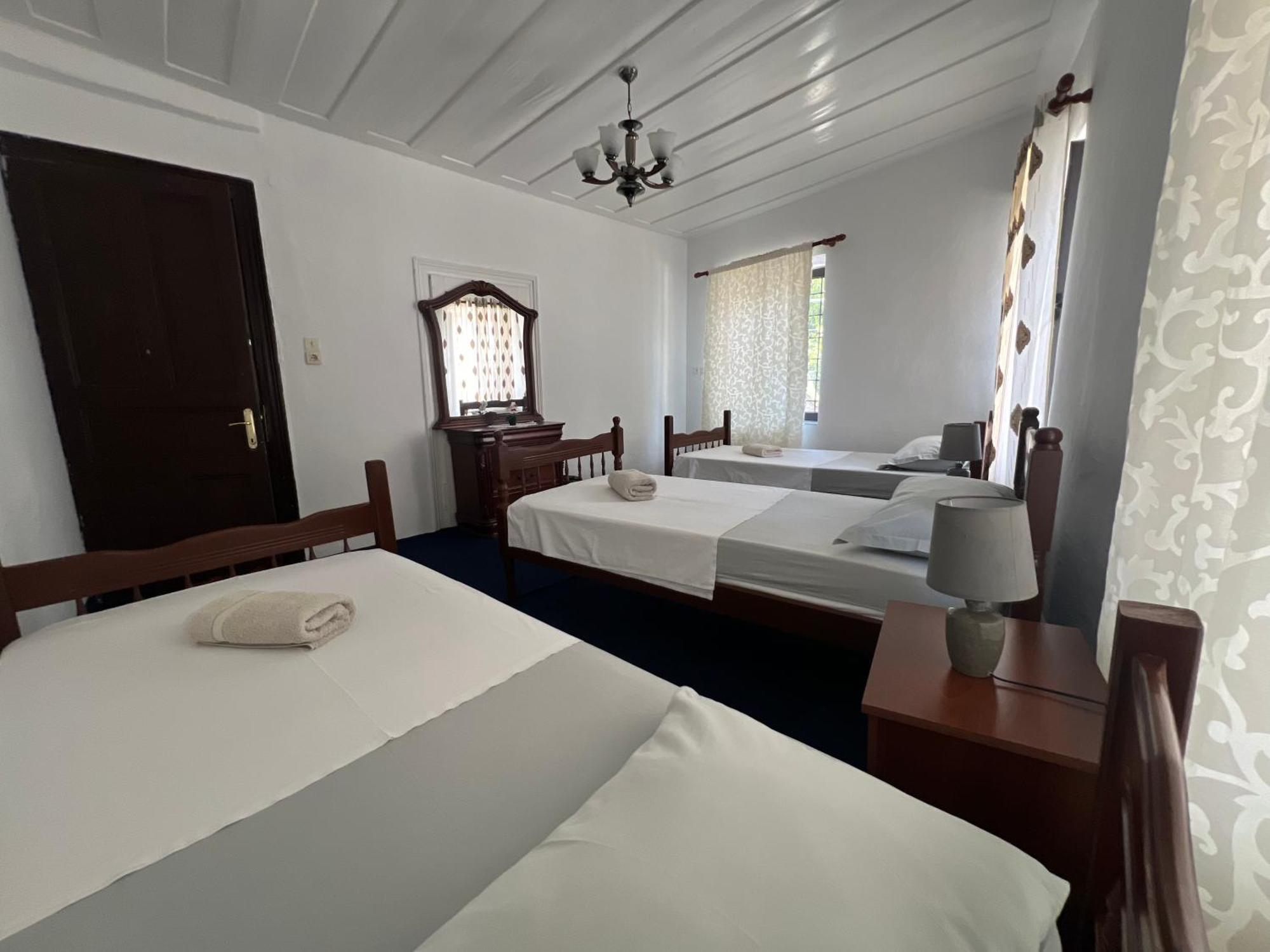 Onetwosleep Guesthouse Shkodër エクステリア 写真